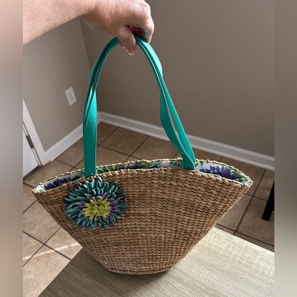PREOWNED … BATH & BODY WORKS Straw “FLOWER” Bucket / Tote Bag - Picture 1 of 6